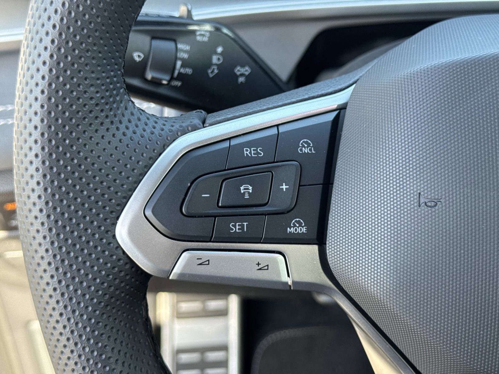 Used 2025 Volkswagen Tiguan SE R-Line image 11