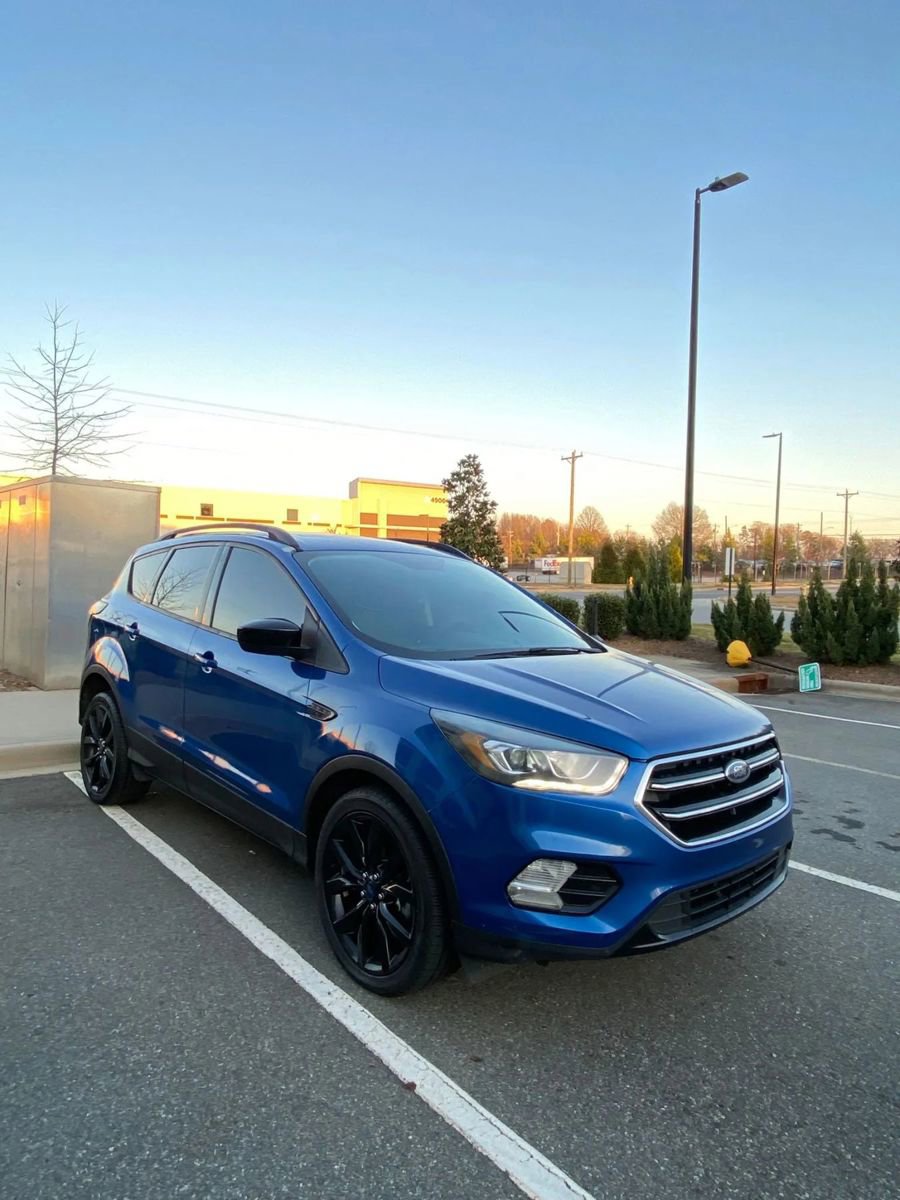Used 2017 Ford Escape SE w/ SE Sport Appearance Package image 3