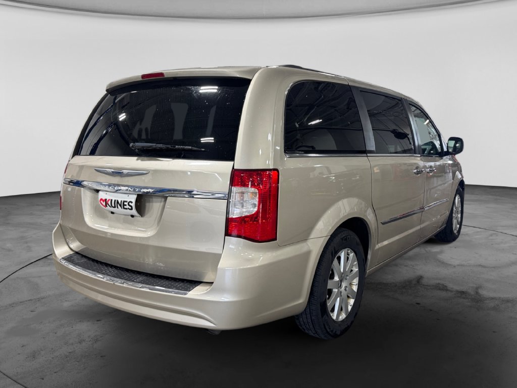 Used 2015 Chrysler Town & Country Touring w/ Driver Convenience Group FWD image 10