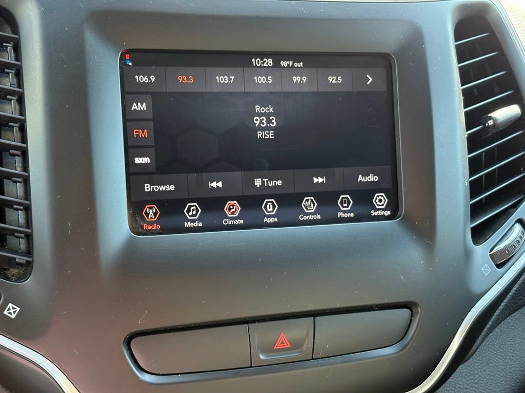 Used 2019 Jeep Cherokee Latitude Plus w/ Cold Weather Group AWD/4WD image 11