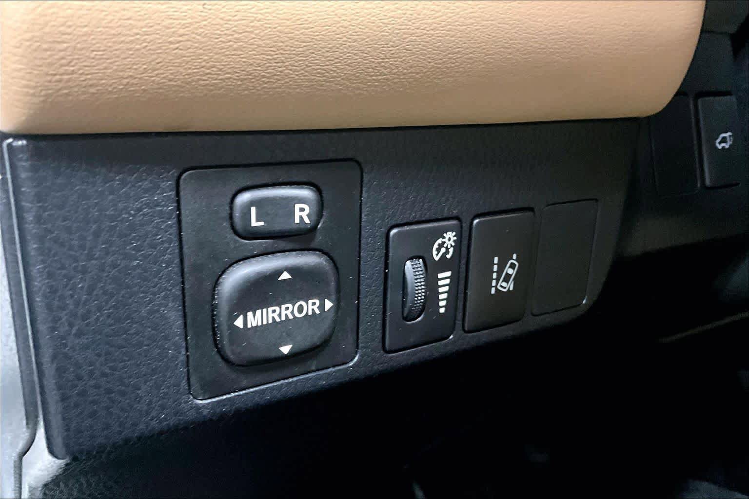 Used 2017 Toyota RAV4 Limited w/ Carpet Mat Package AWD/4WD image 32