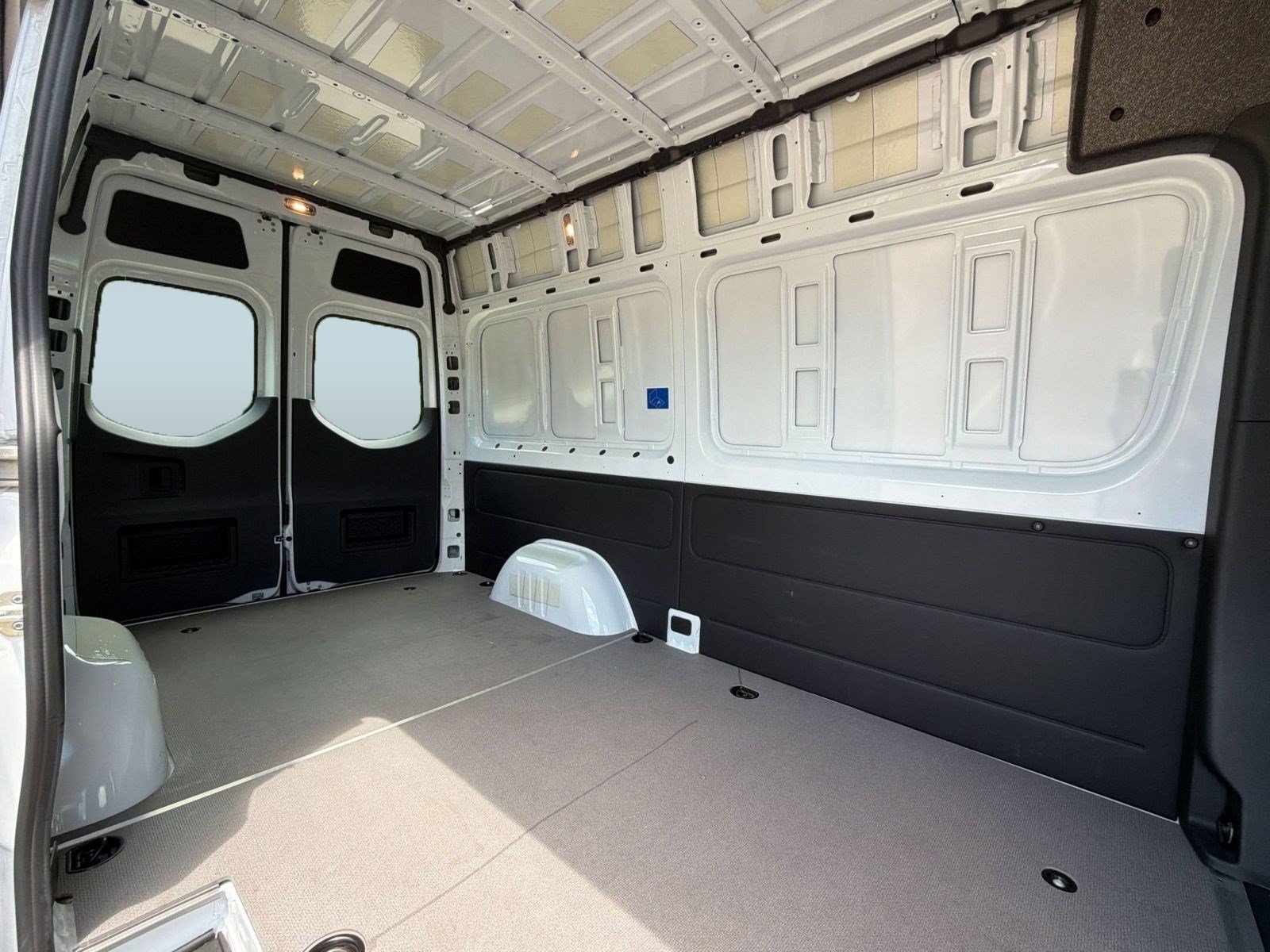 Used 2025 Mercedes-Benz Sprinter 2500 image 29