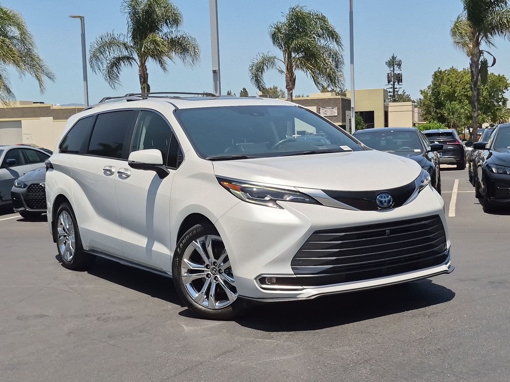 Used 2024 Toyota Sienna Platinum FWD image 2