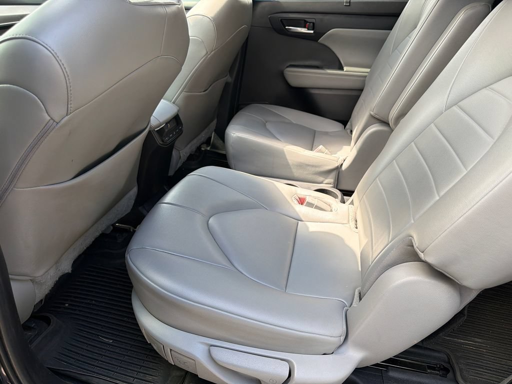Used 2023 Toyota Highlander XLE FWD image 21