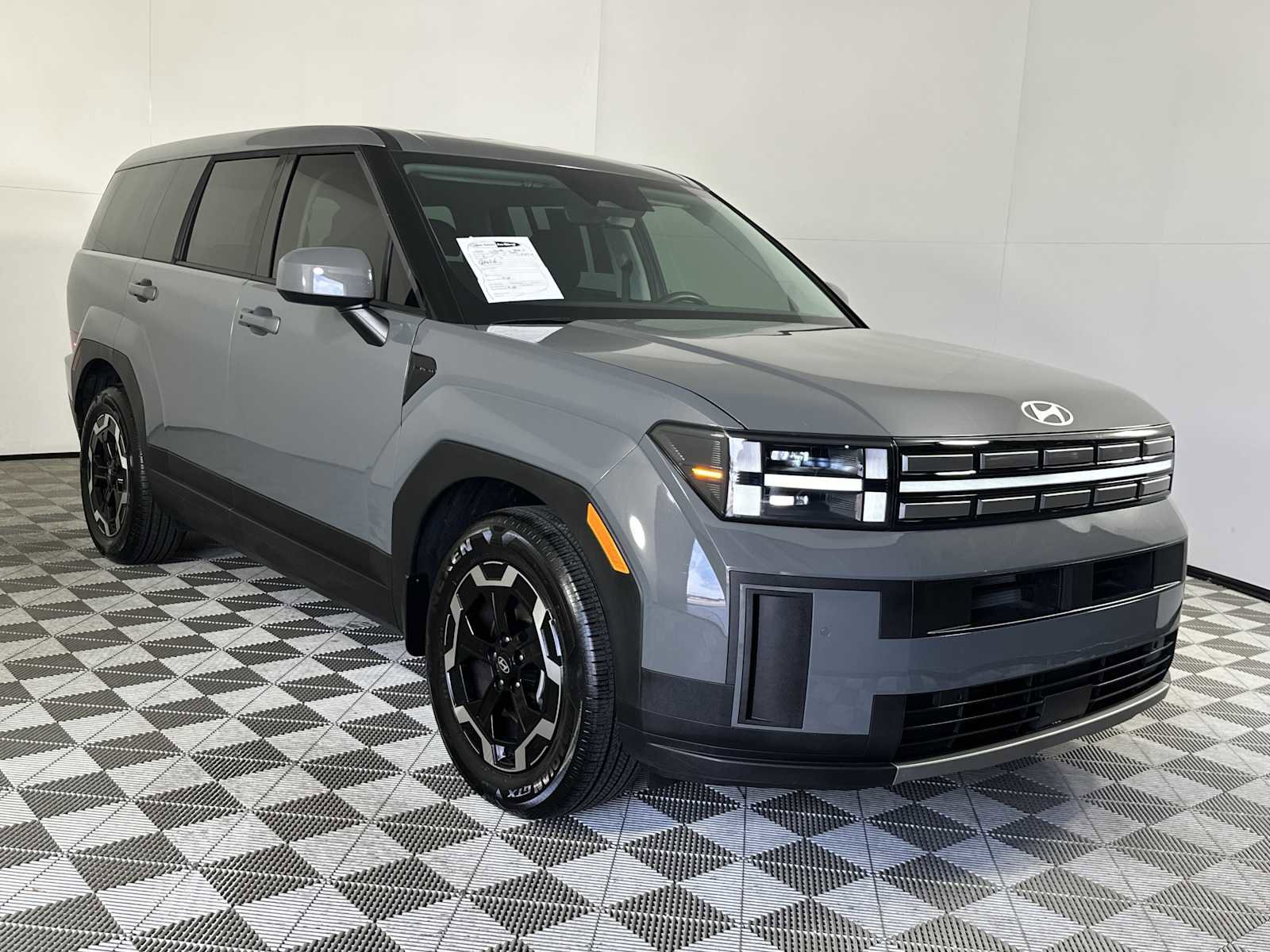 Used 2025 Hyundai Santa Fe SE FWD image 2