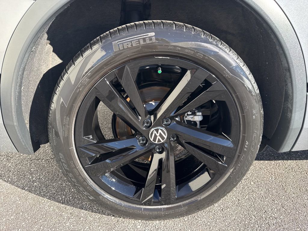Certified 2024 Volkswagen Tiguan SE R-Line image 9