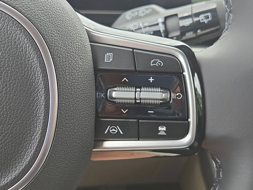 Certified 2025 Kia Carnival FWD image 32