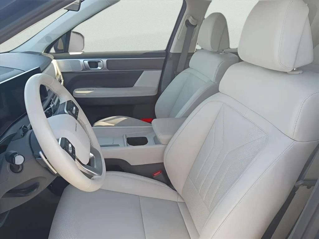 Used 2025 Hyundai Santa Fe SEL FWD image 7