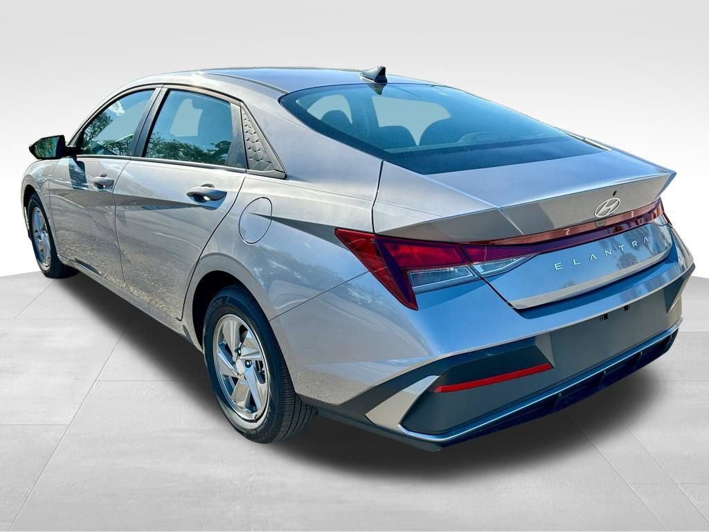 Used 2025 Hyundai Elantra SE image 8
