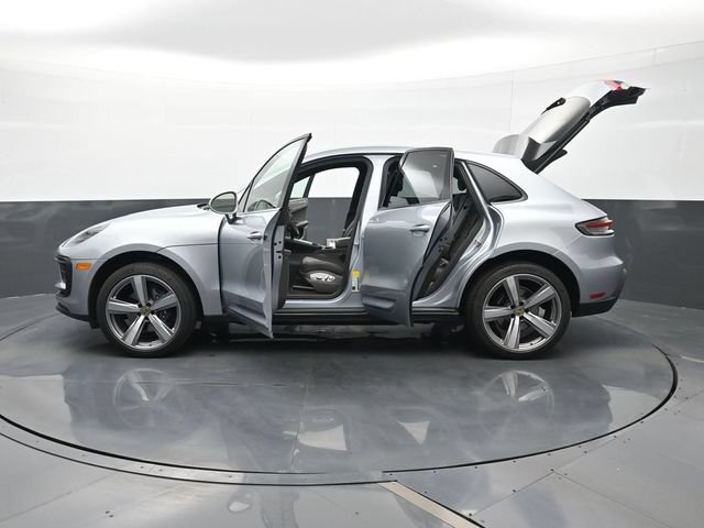 Certified 2025 Porsche Macan AWD/4WD image 30