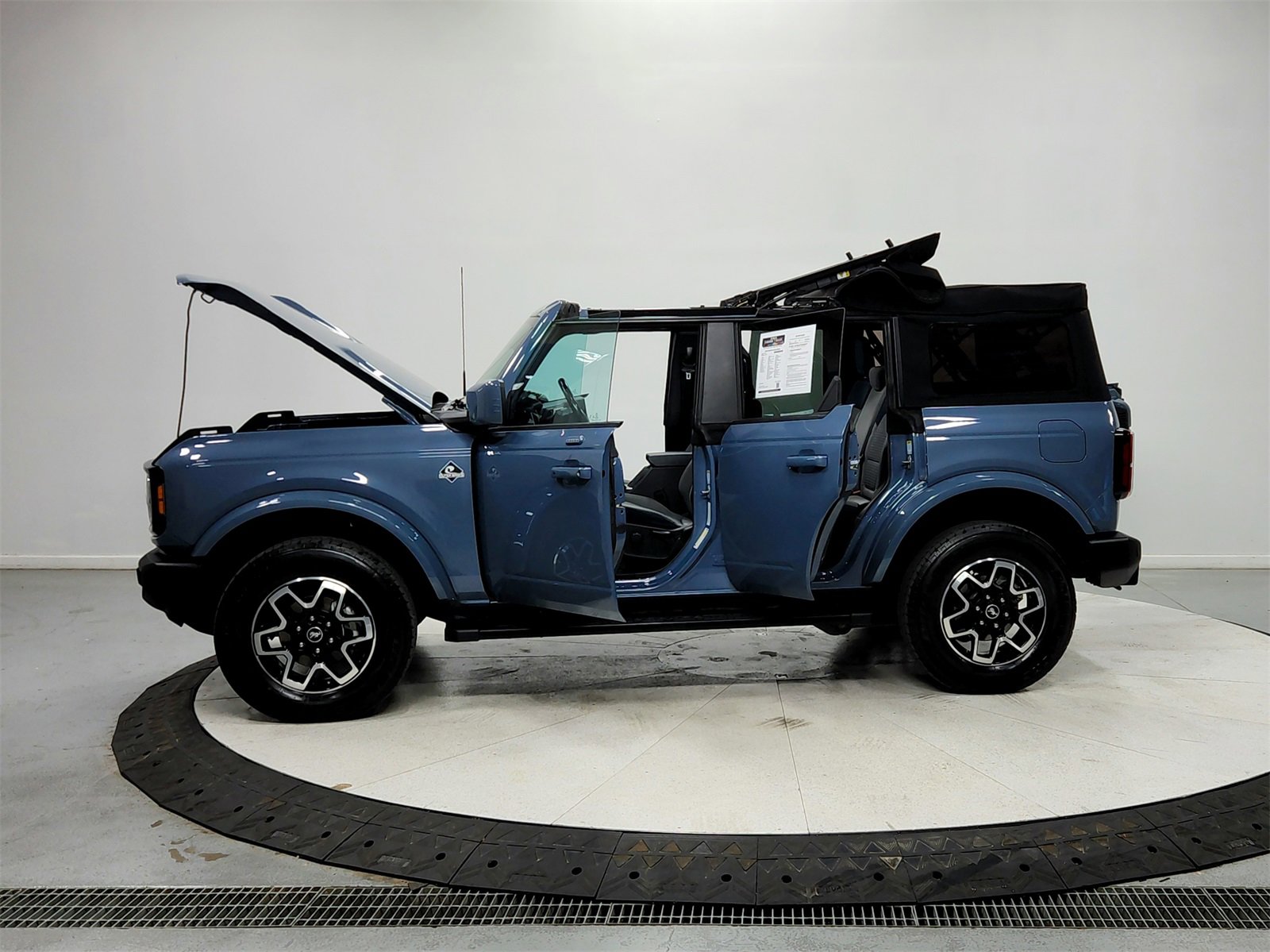 Used 2023 Ford Bronco Outer Banks image 12