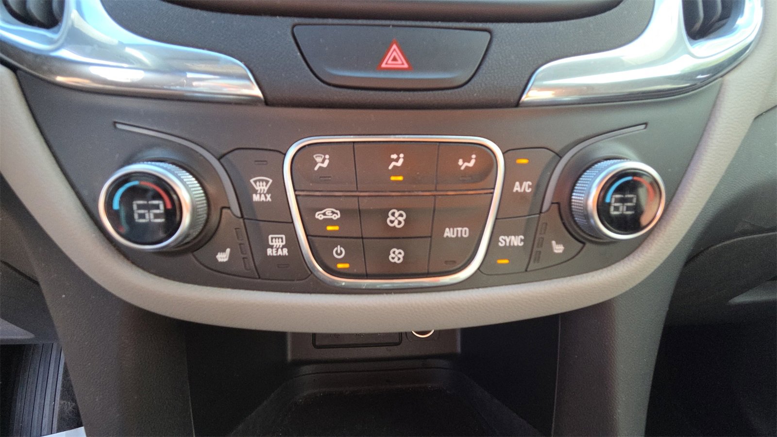 Used 2020 Chevrolet Equinox LT image 29