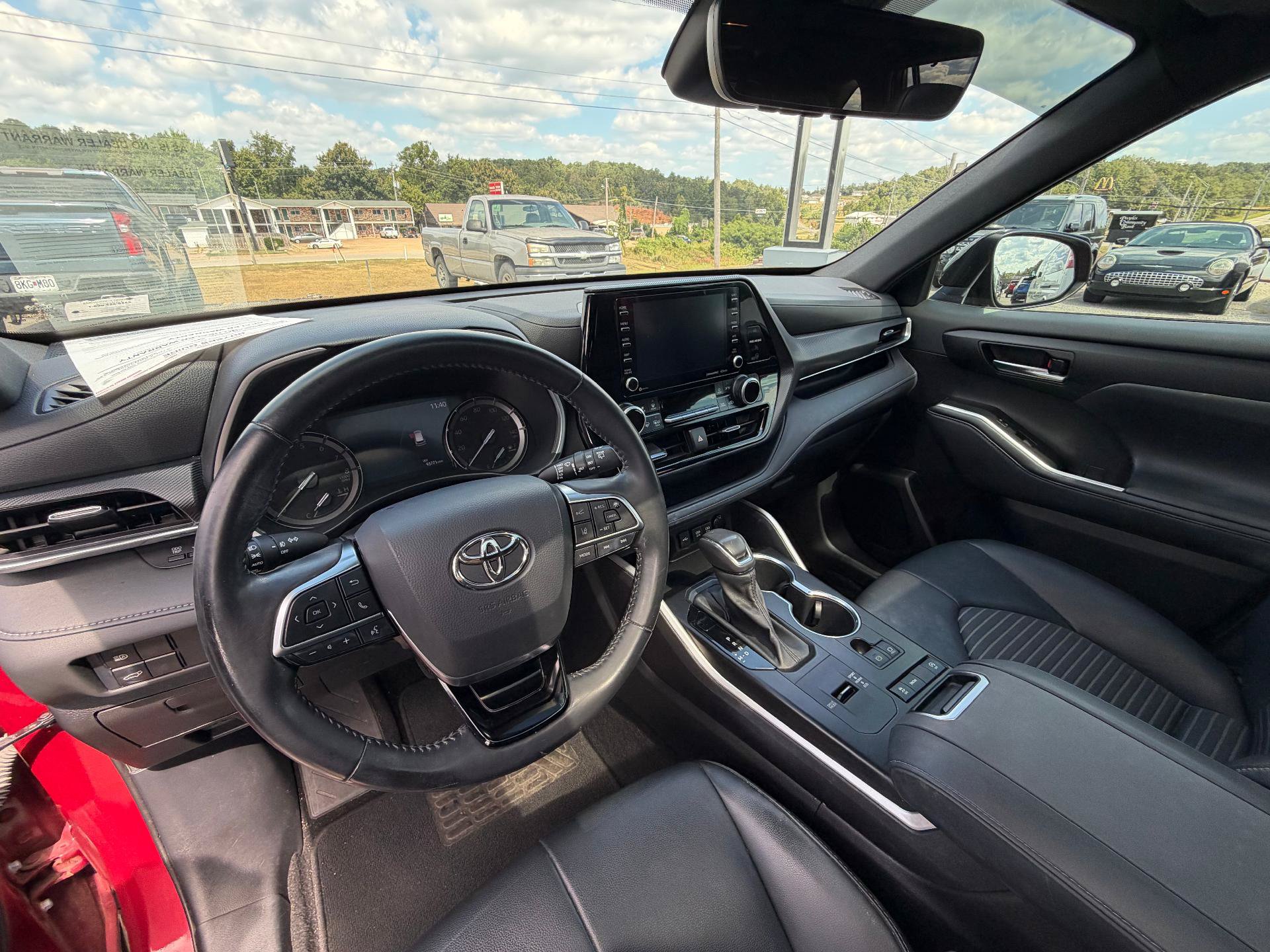 Used 2021 Toyota Highlander XSE FWD image 11