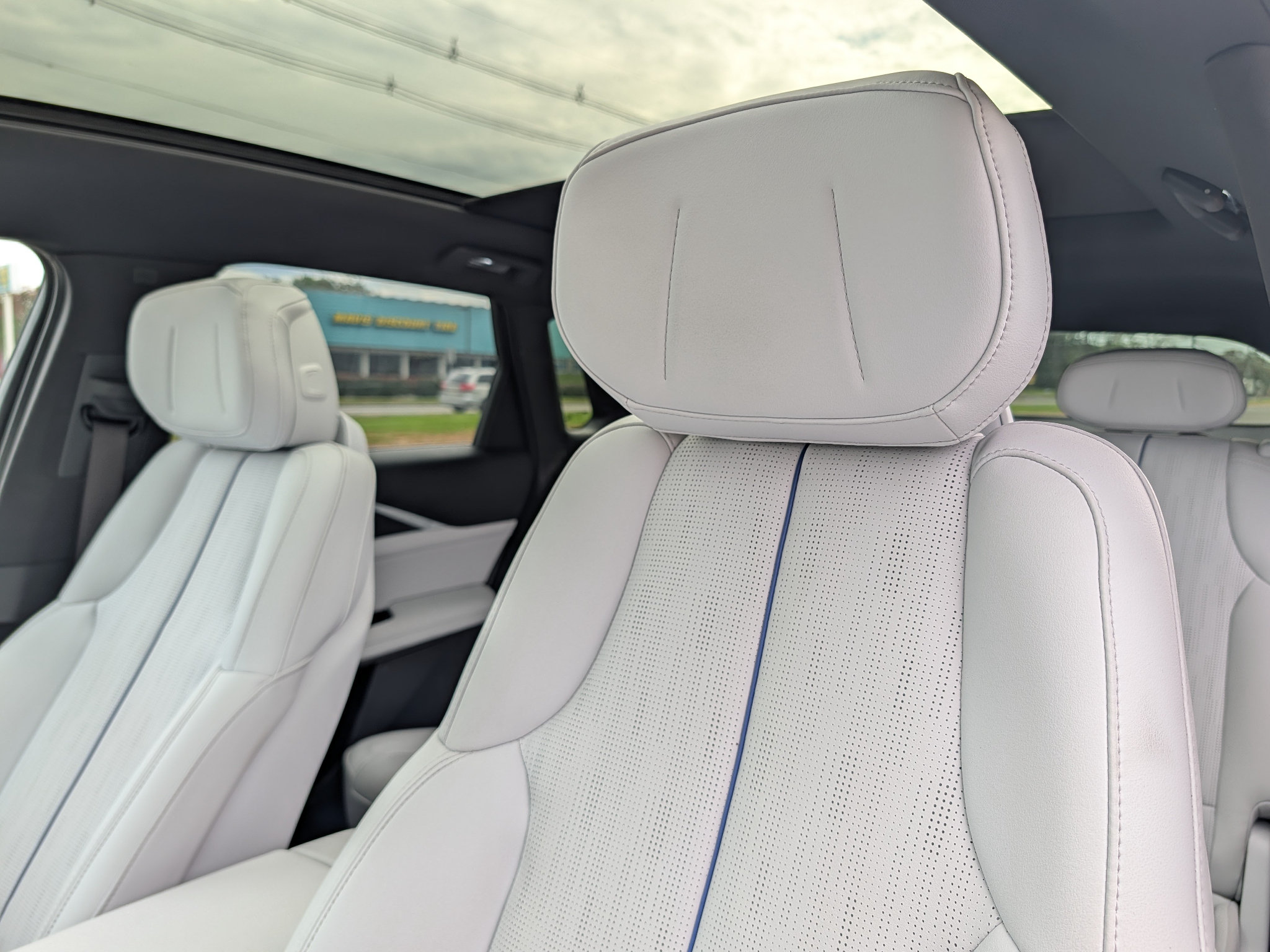 Used 2024 Cadillac Lyriq Luxury AWD/4WD image 15