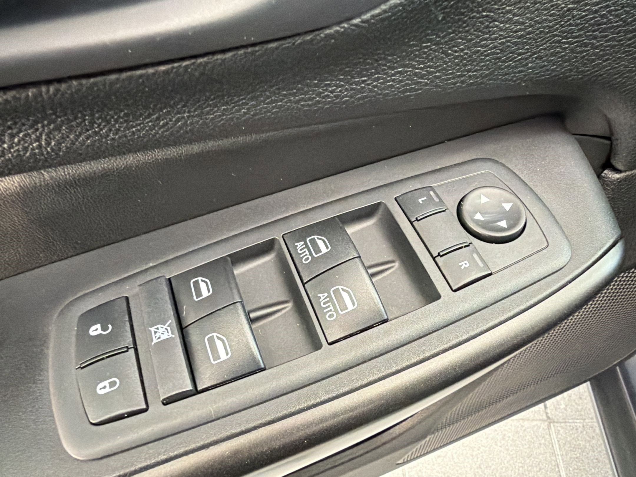 Used 2020 Jeep Cherokee Trailhawk w/ Cold Weather Group AWD/4WD image 13
