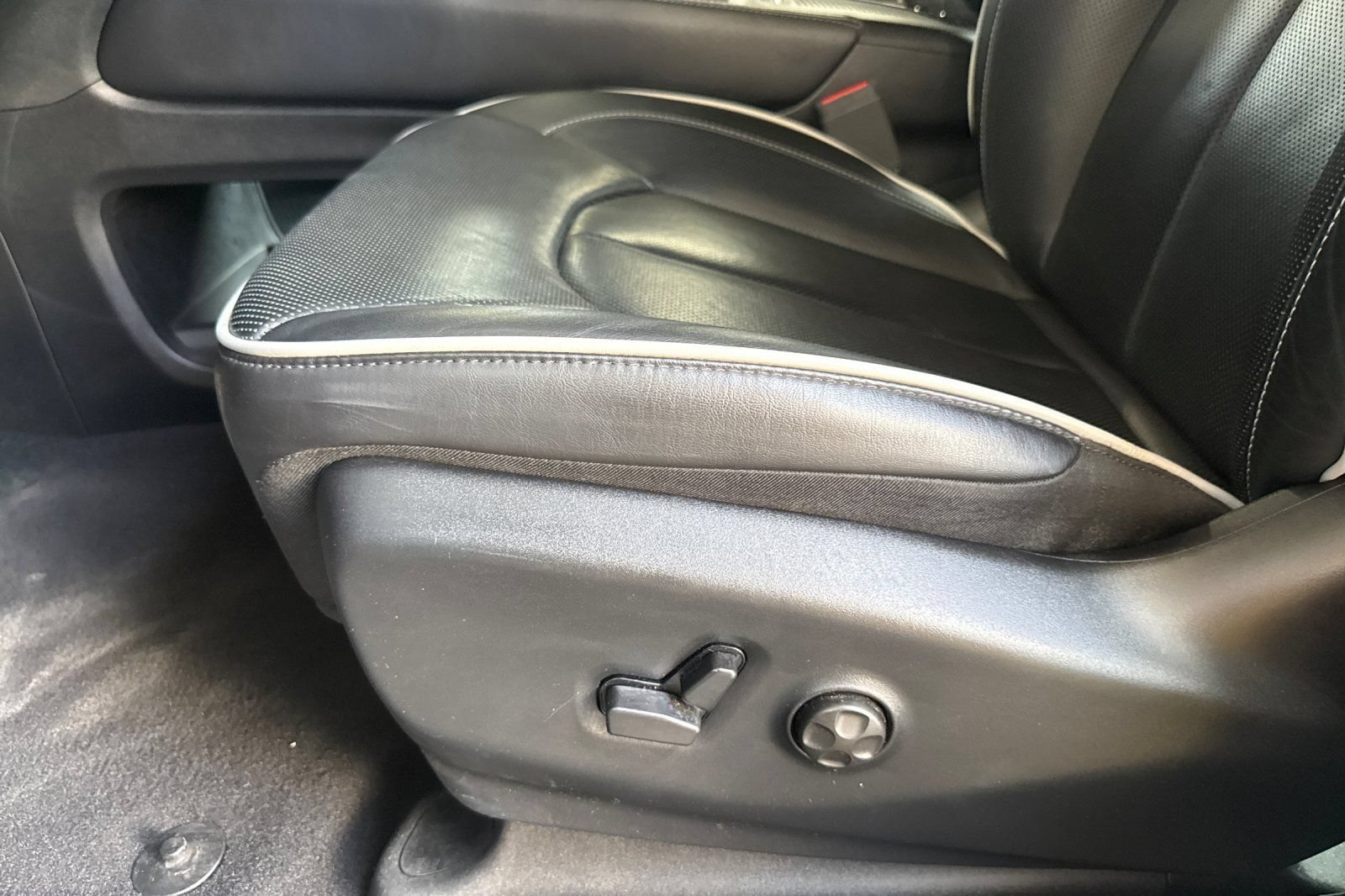 Used 2025 Chrysler Pacifica Limited FWD image 12