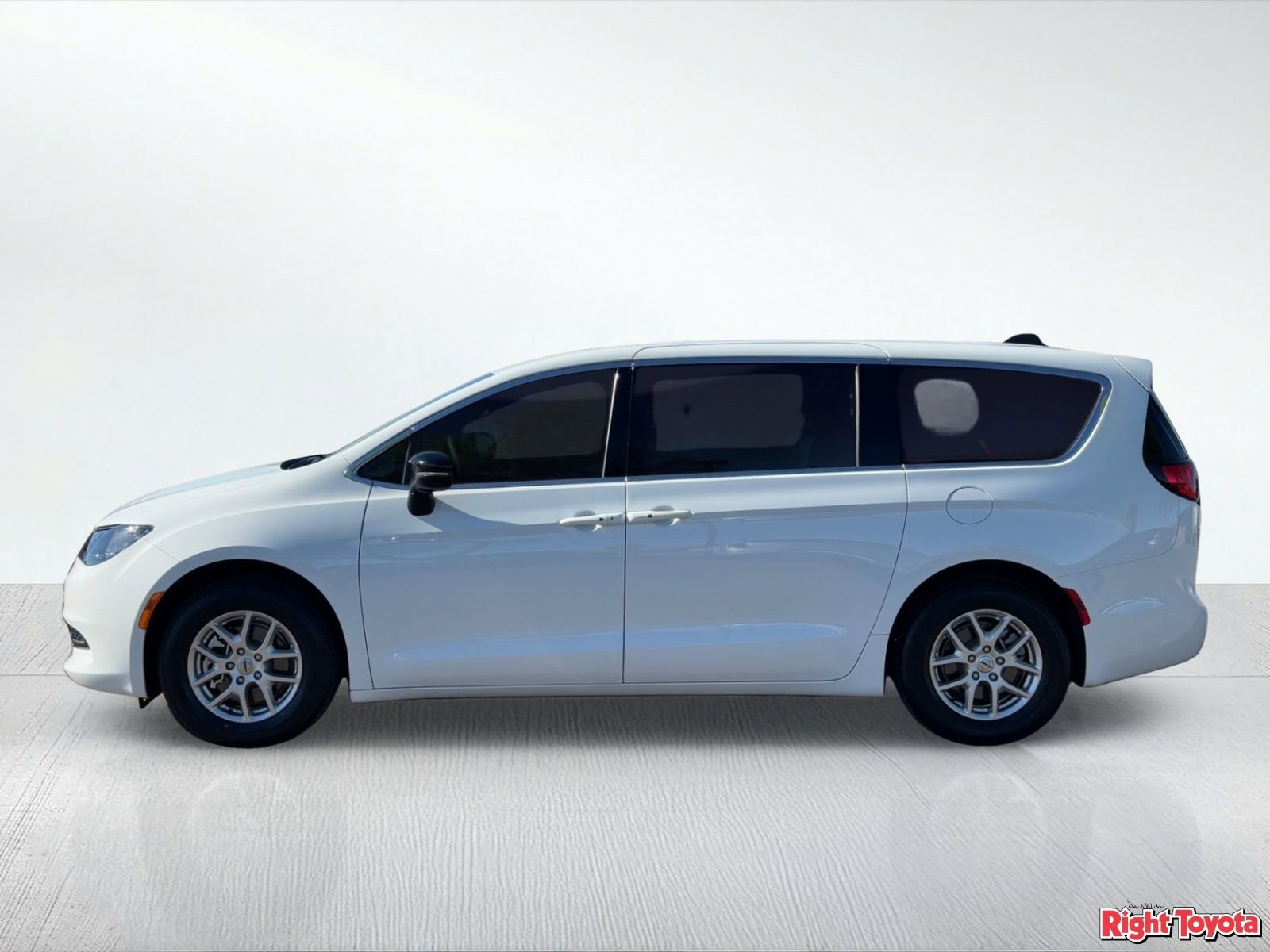 Used 2025 Chrysler Voyager LX image 2