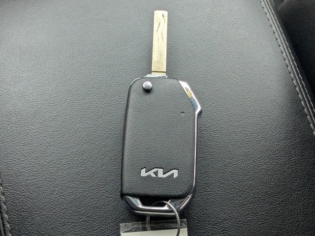 Used 2023 Kia Sorento LX image 31