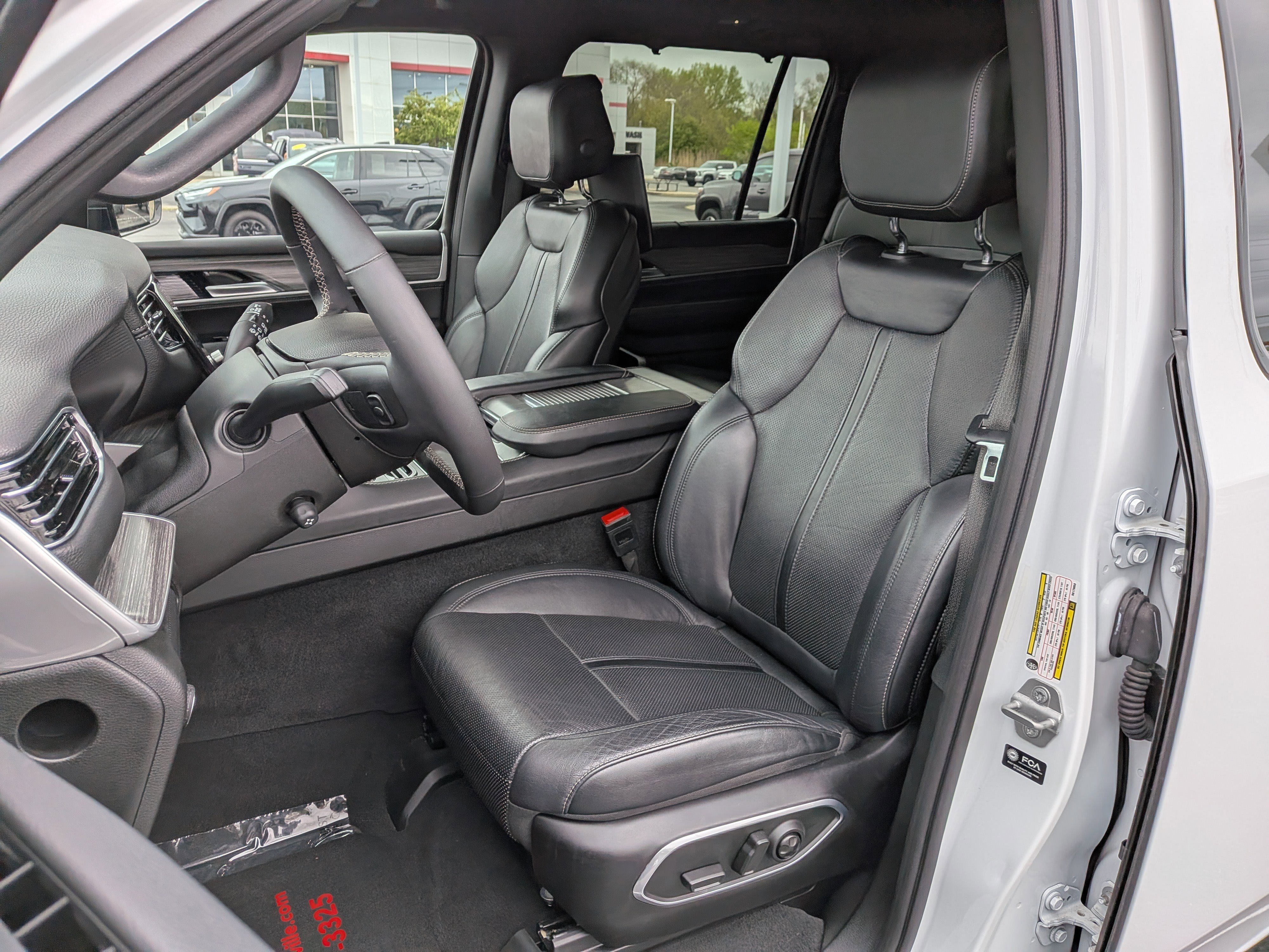 Used 2024 Jeep Wagoneer Series III w/ Premium Group I AWD/4WD image 14