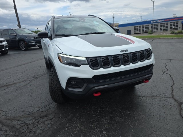 Used 2025 Jeep Compass Trailhawk w/ Trailhawk Elite Group AWD/4WD image 13