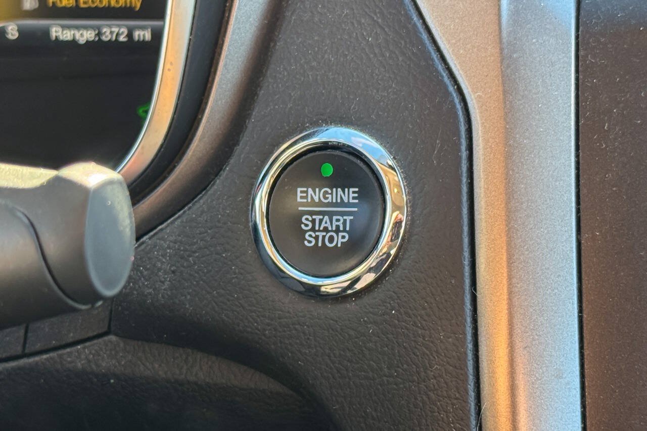 Used 2020 Ford Fusion SE FWD image 17