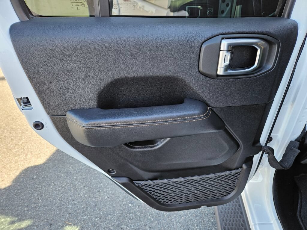 Used 2022 Jeep Wrangler Unlimited Sahara AWD/4WD image 19