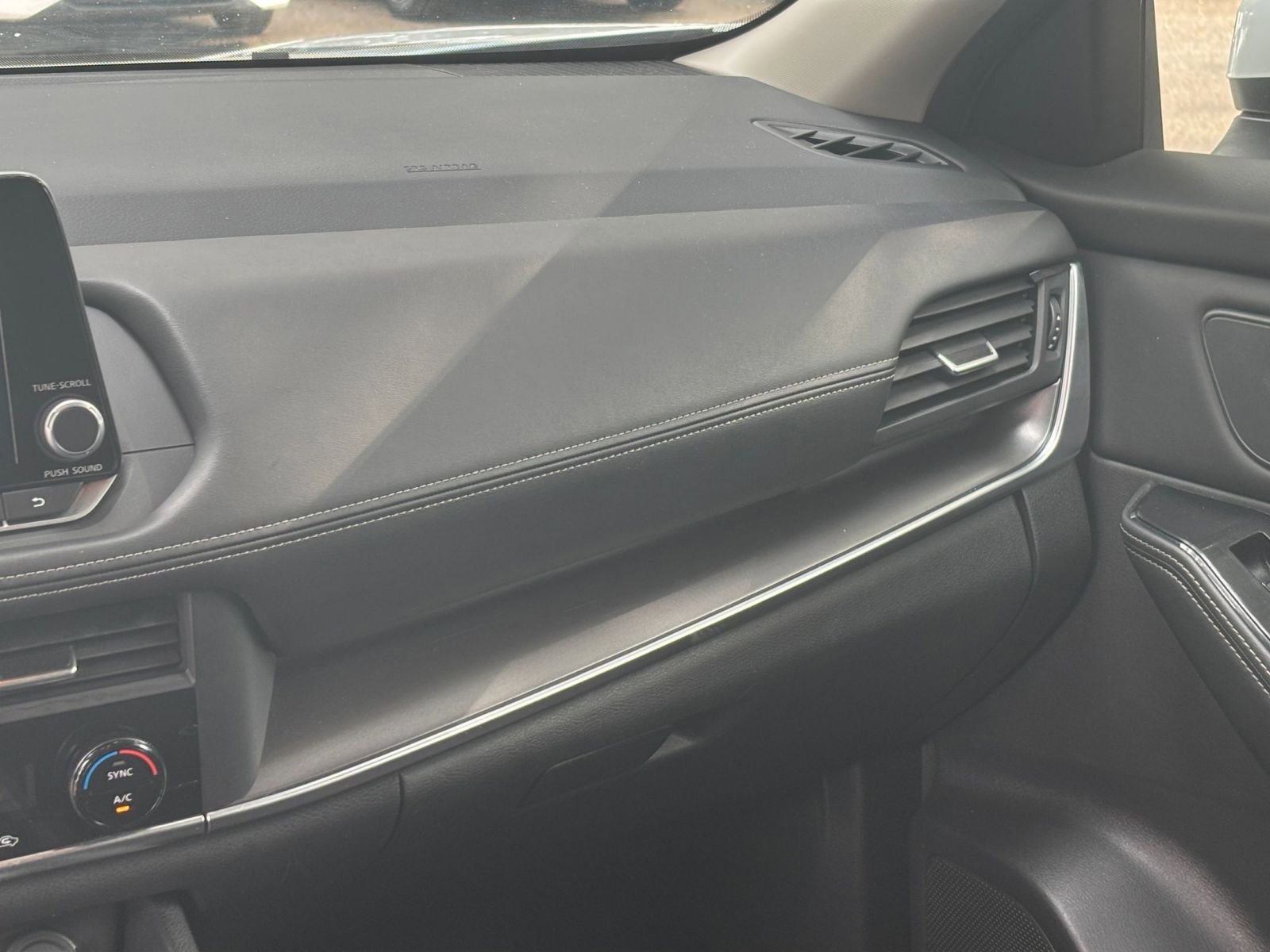 Used 2025 Nissan Rogue SV FWD image 36