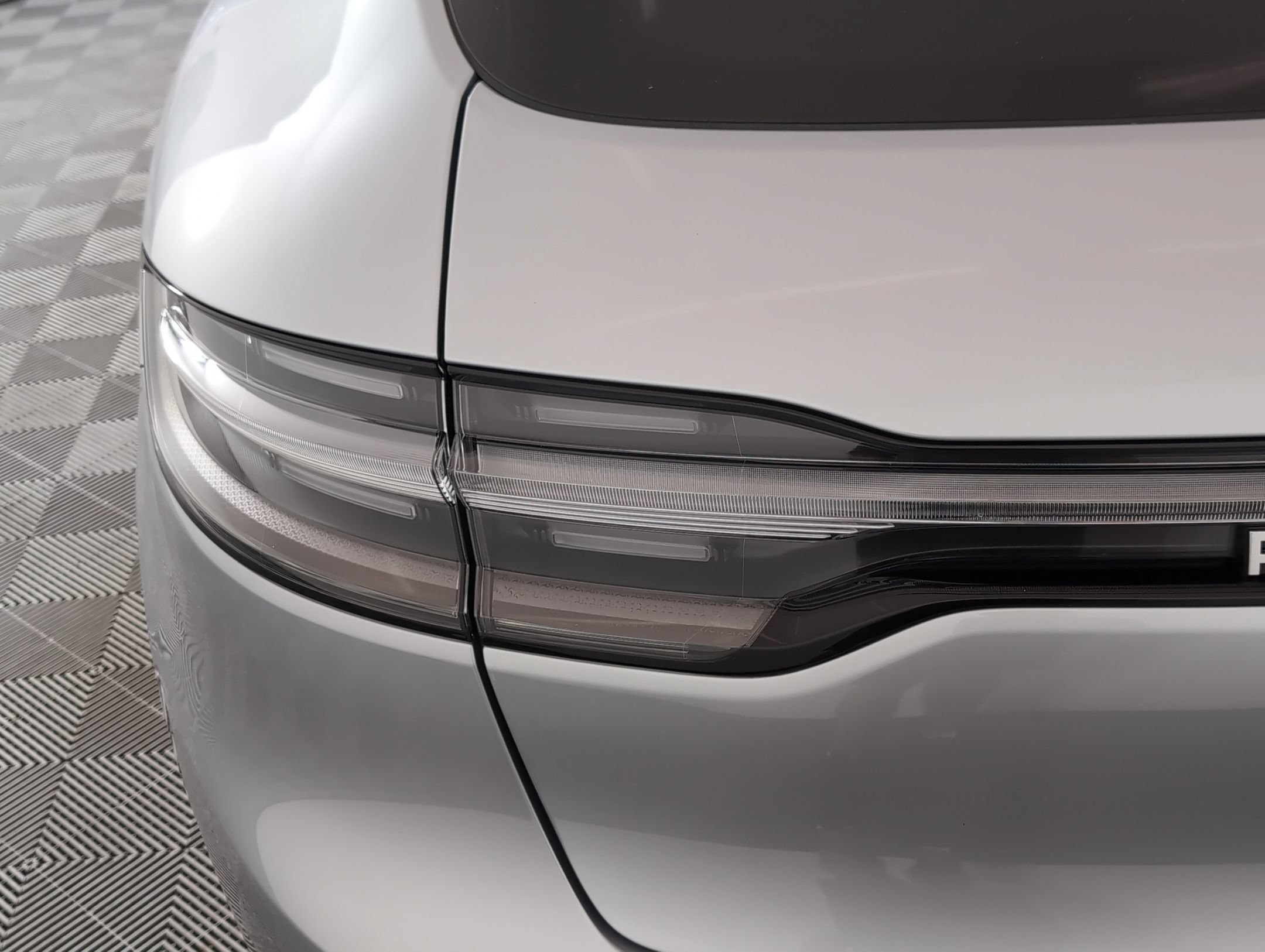 Certified 2025 Porsche Macan AWD/4WD image 15