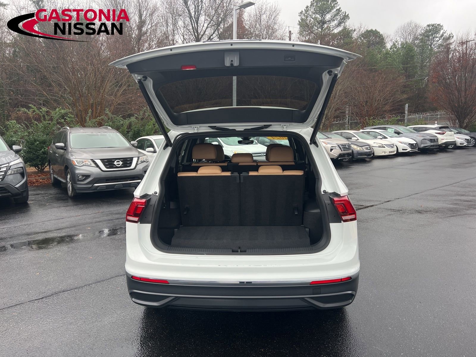 Used 2024 Volkswagen Tiguan SE image 31