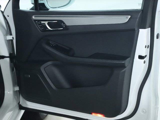 Used 2021 Porsche Macan Turbo image 35