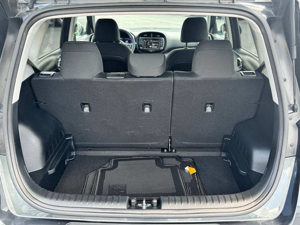 Used 2025 Kia Soul LX w/ LX Technology Package FWD image 14