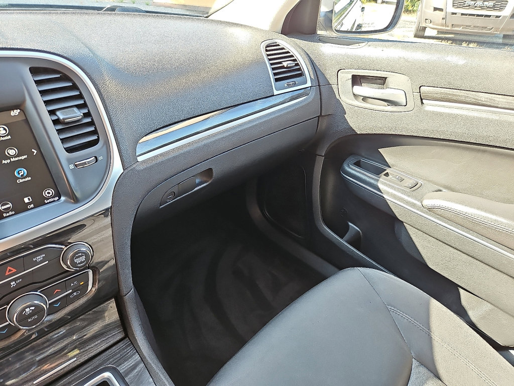 Used 2018 Chrysler 300 Touring image 31