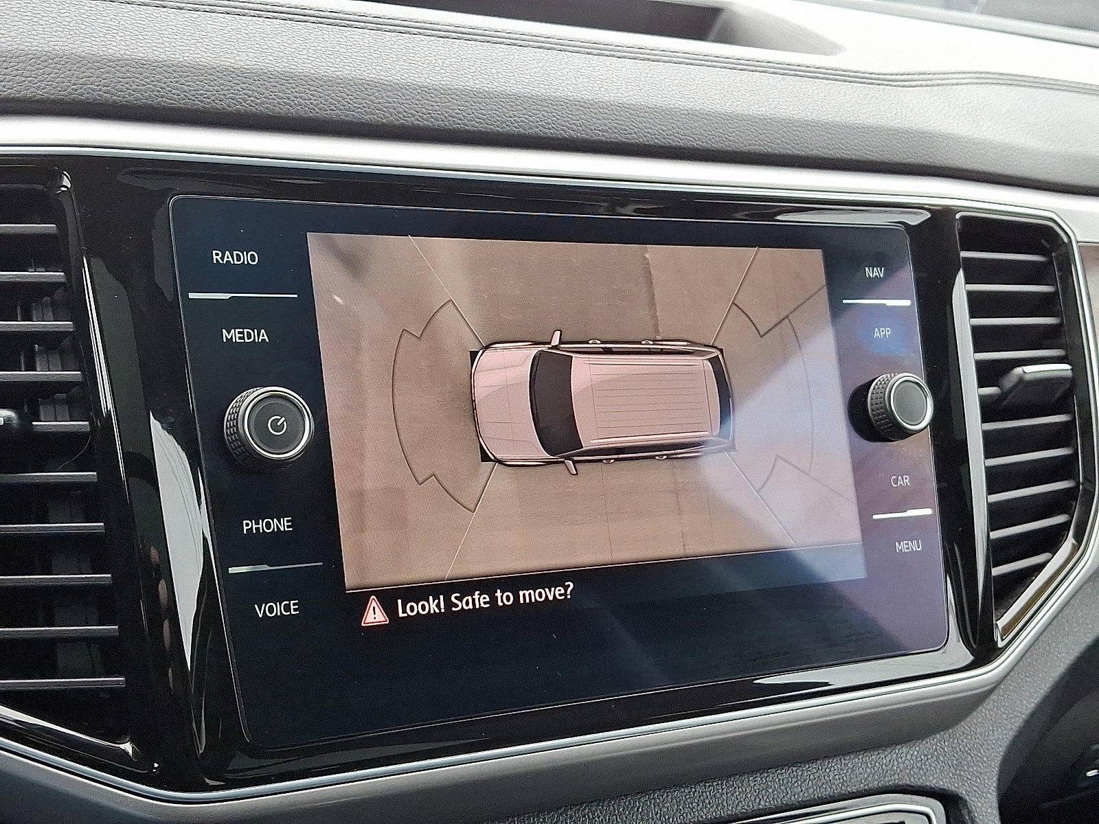 Used 2018 Volkswagen Atlas SEL Premium image 24