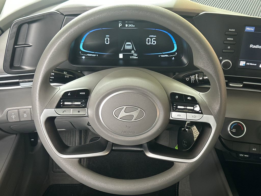 Used 2025 Hyundai Elantra SE w/ Cargo Package image 4