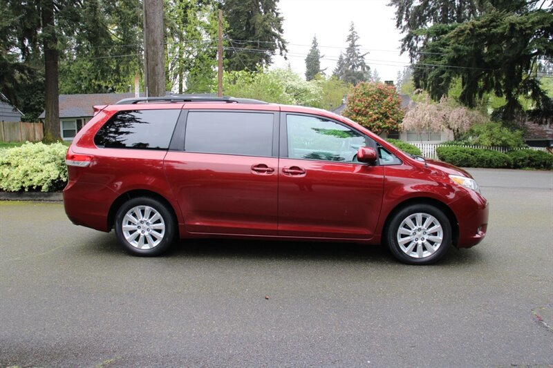 Used 2011 Toyota Sienna XLE w/ Entertainment Pkg image 13