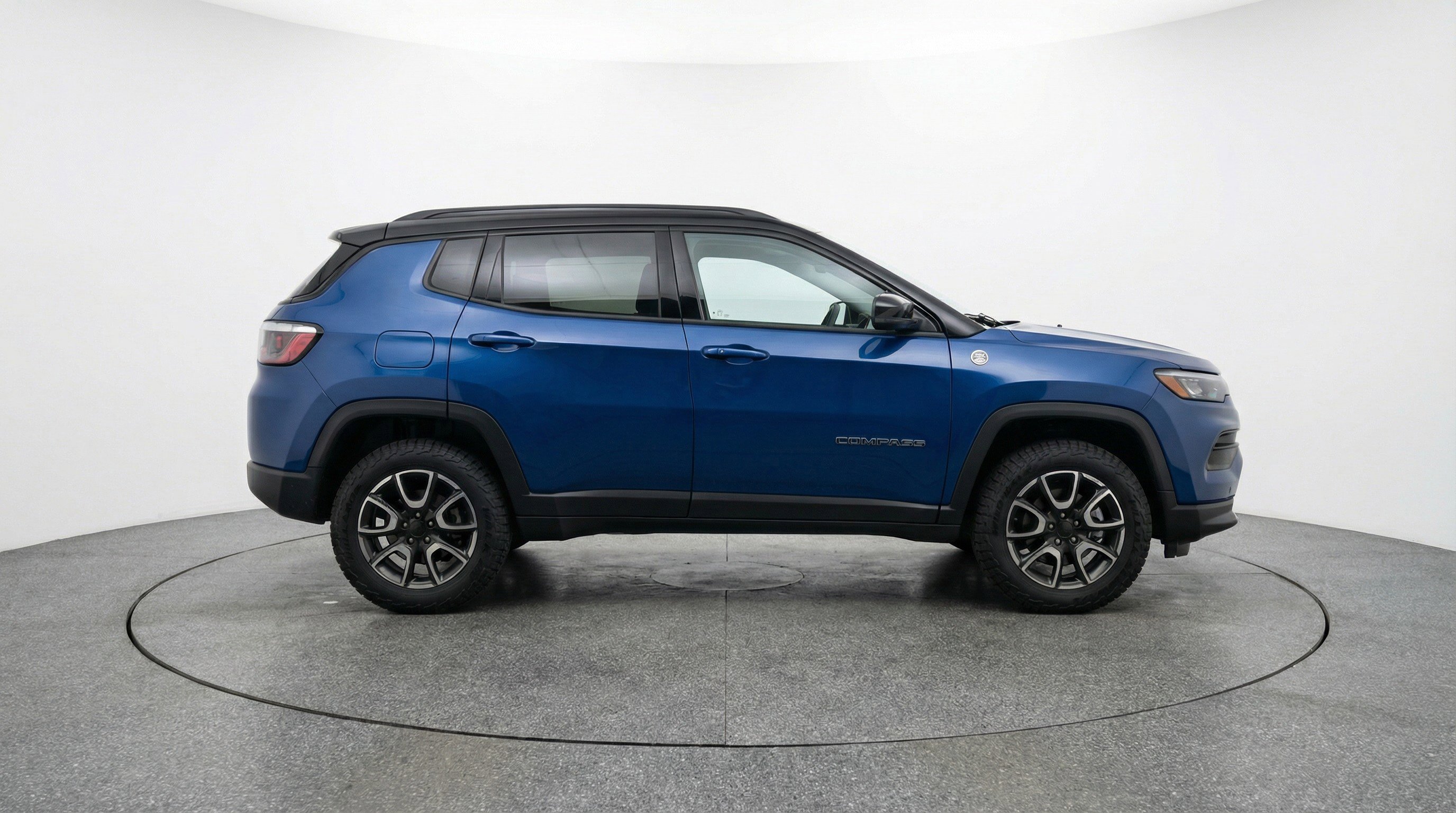 Used 2025 Jeep Compass Trailhawk AWD/4WD image 11