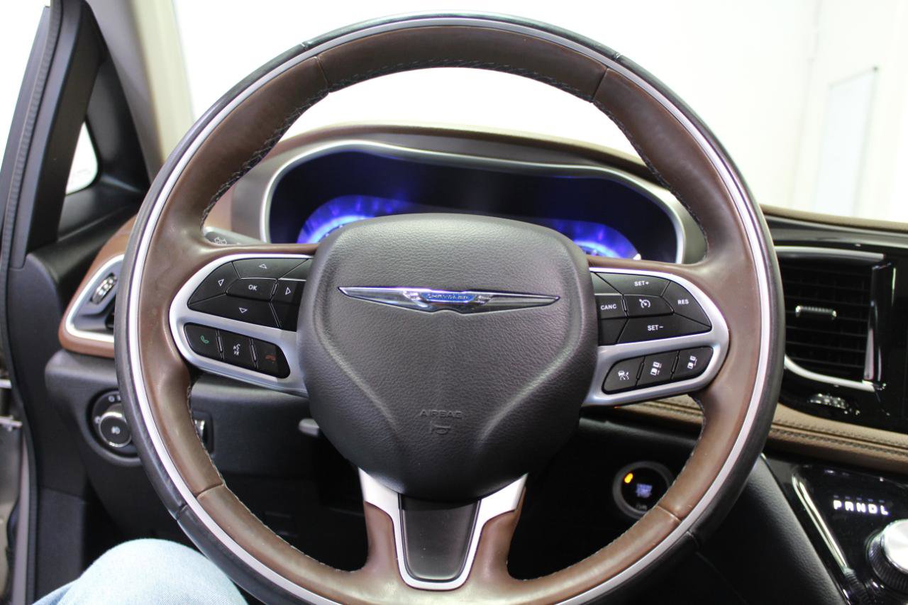 Used 2018 Chrysler Pacifica Limited w/ Tire & Wheel Group FWD image 8