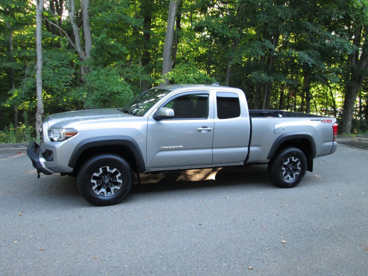 Used 2016 Toyota Tacoma TRD Off-Road w/ Premium & Technology Package AWD/4WD image 3