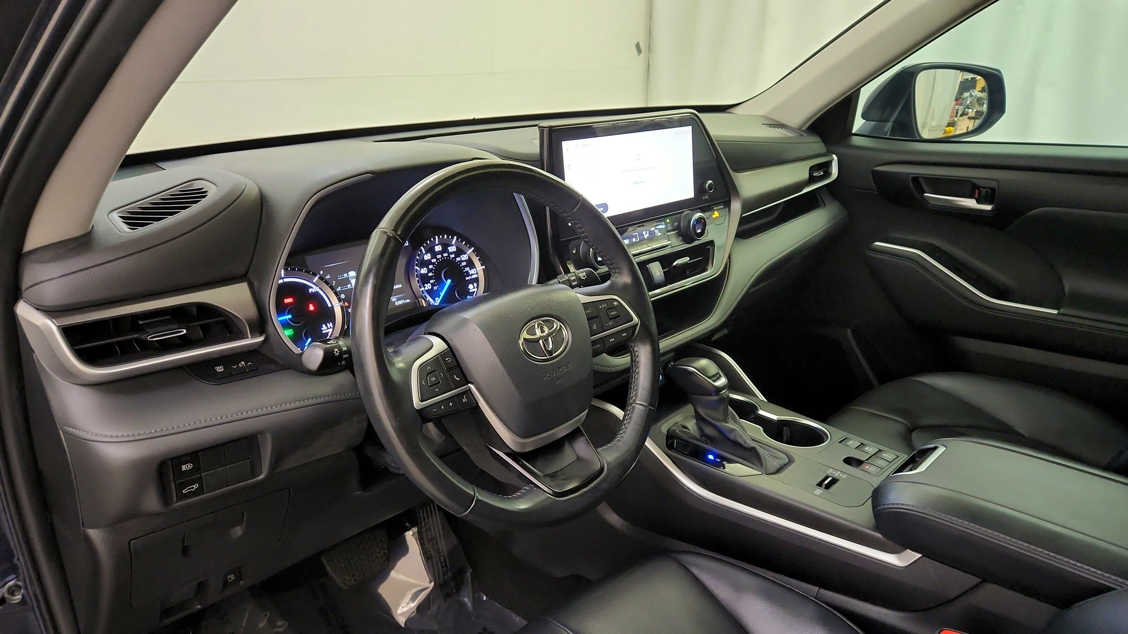 Used 2023 Toyota Highlander XLE AWD/4WD image 13