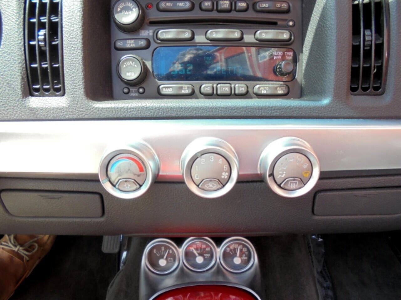 Used 2005 Chevrolet SSR w/ Preferred Equipment Group RWD image 15