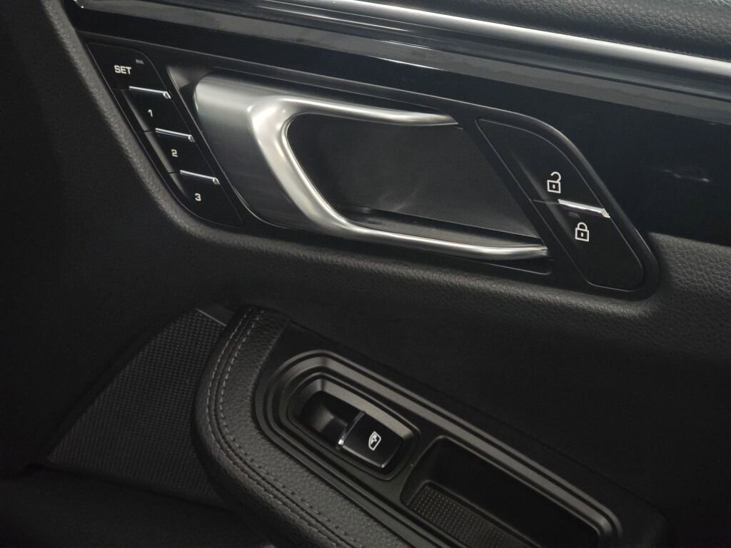 Certified 2025 Porsche Macan image 28
