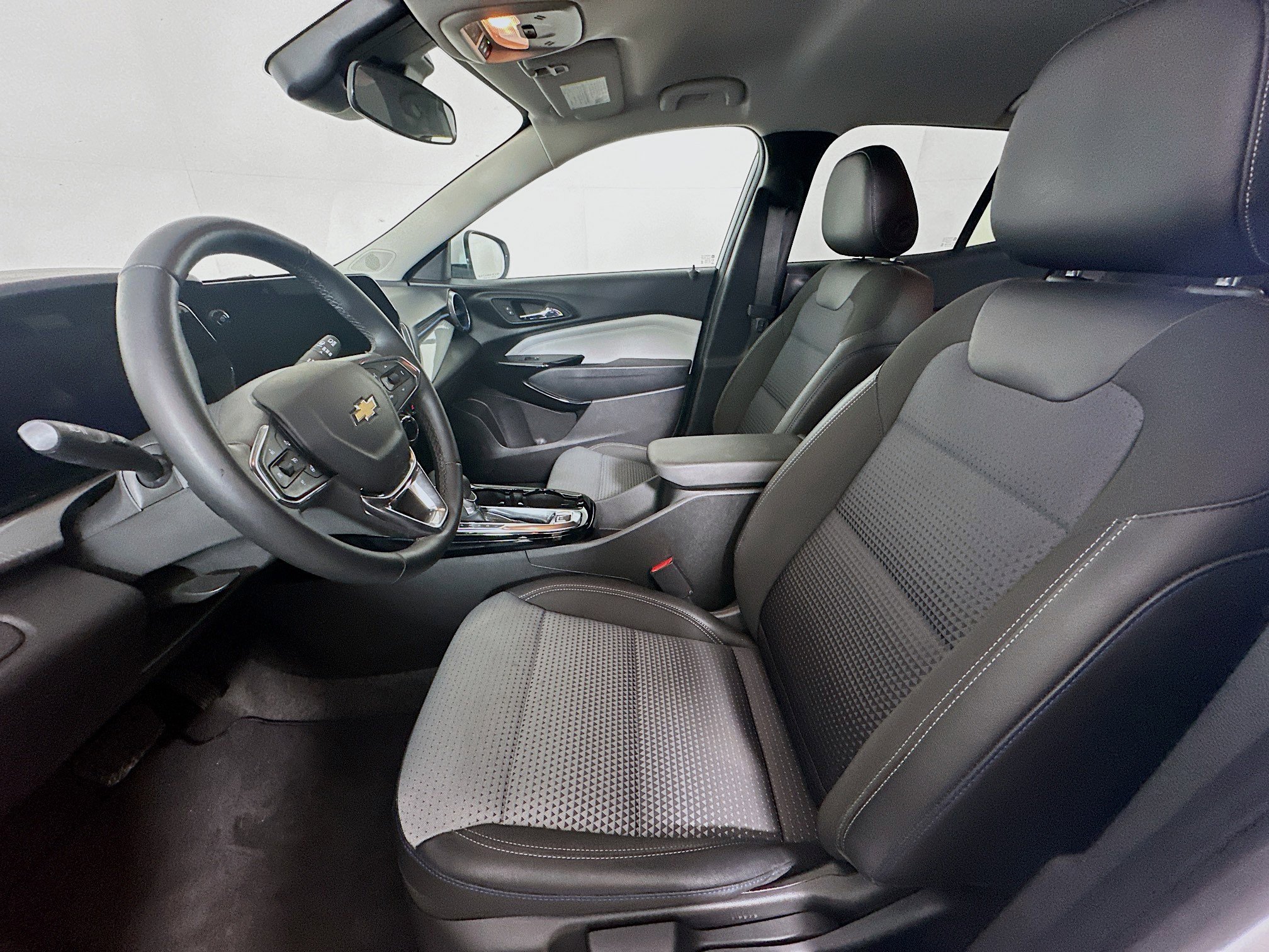 Used 2025 Chevrolet Trax LT w/ LT Convenience Package FWD image 13