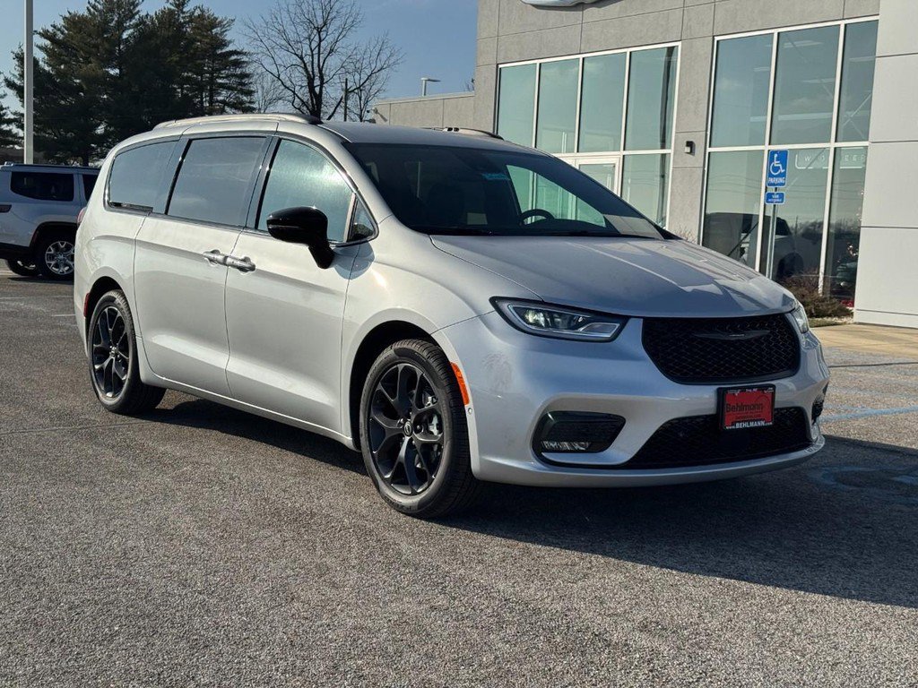 New 2026 Chrysler Pacifica Select video 2