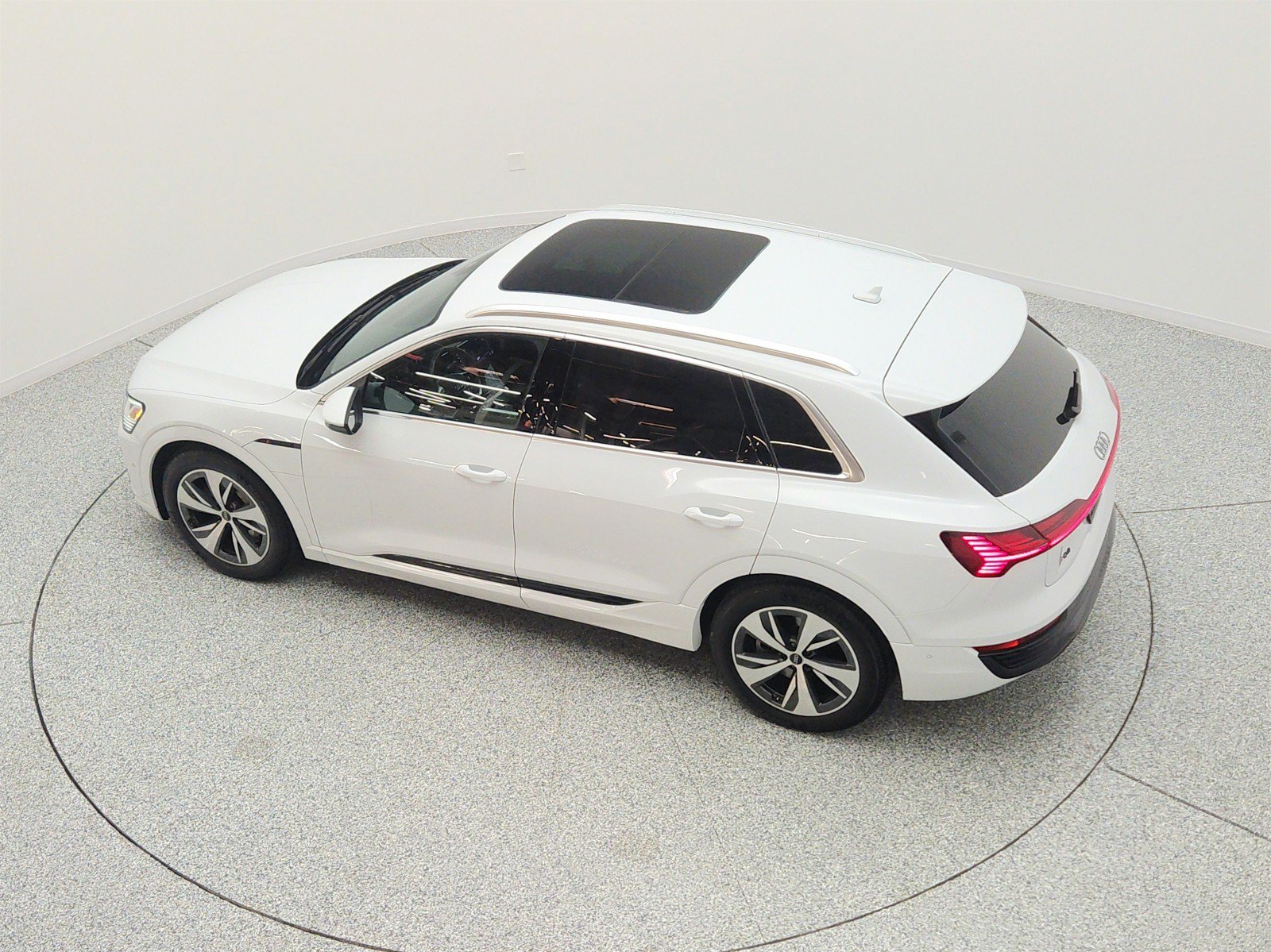 Used 2024 Audi Q8 e-tron Premium Plus w/ Premium Plus Package AWD/4WD image 29