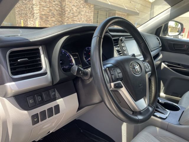 Used 2019 Toyota Highlander Plus FWD image 10