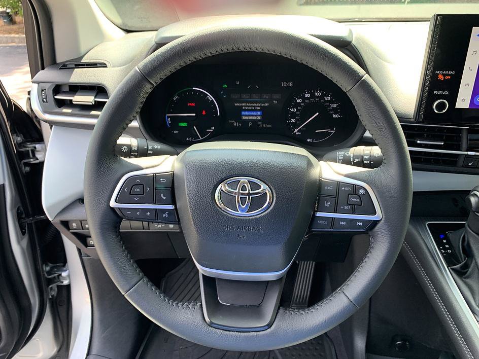 Certified 2025 Toyota Sienna XLE FWD image 12
