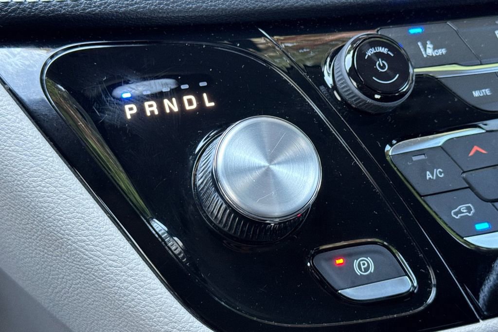 Used 2023 Chrysler Pacifica Touring-L image 21