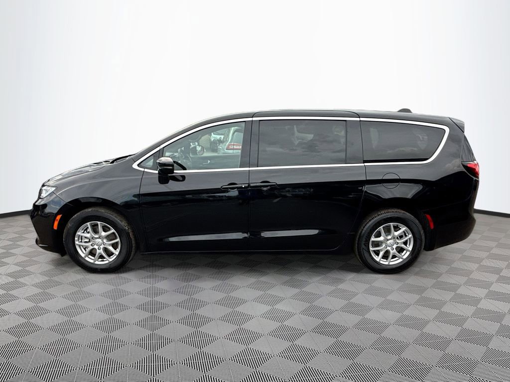 Used 2026 Chrysler Pacifica Select image 9