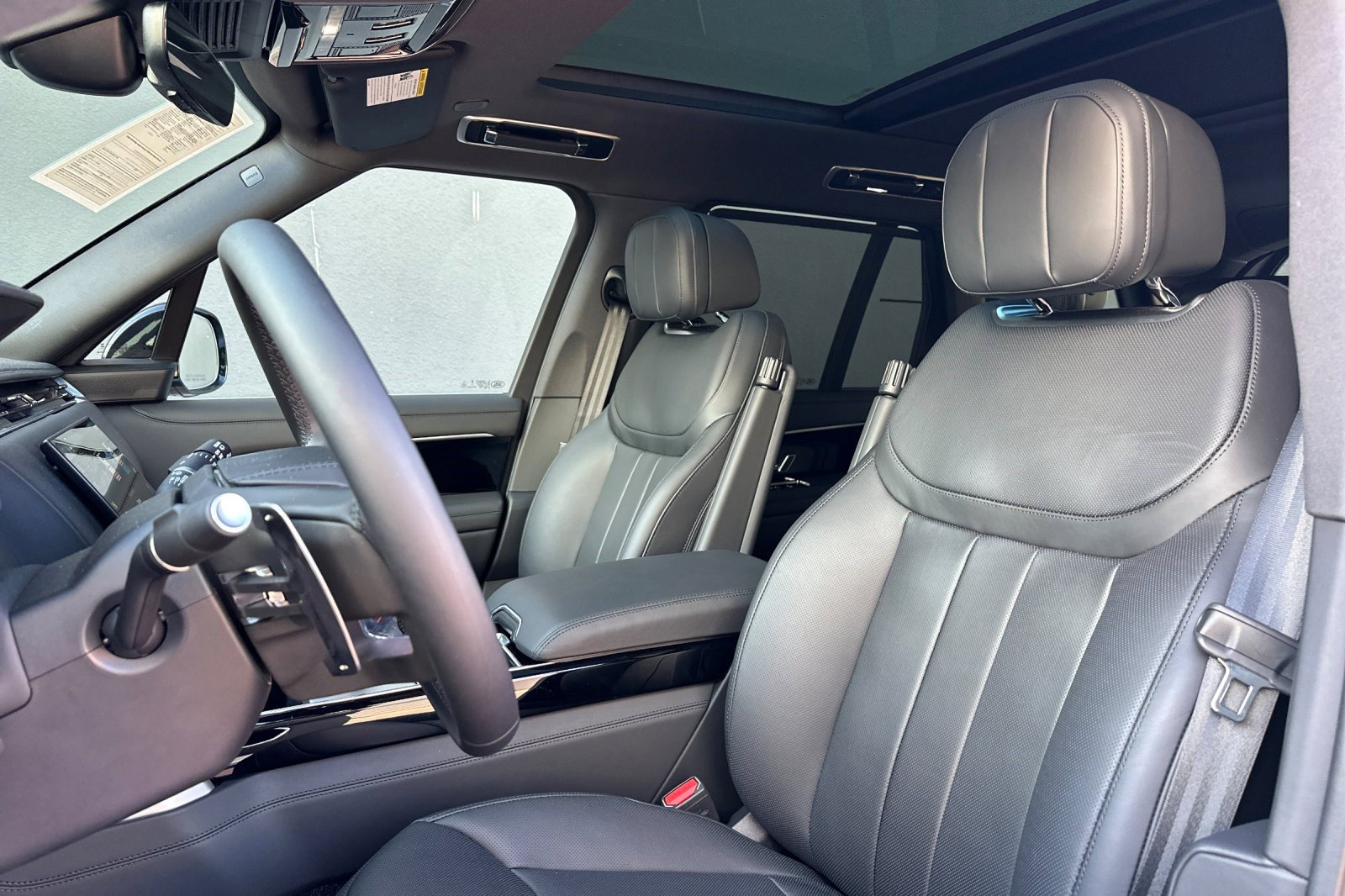 Used 2025 Land Rover Range Rover SE image 6