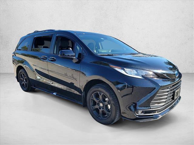 Used 2025 Toyota Sienna XLE Woodland Edition image 3